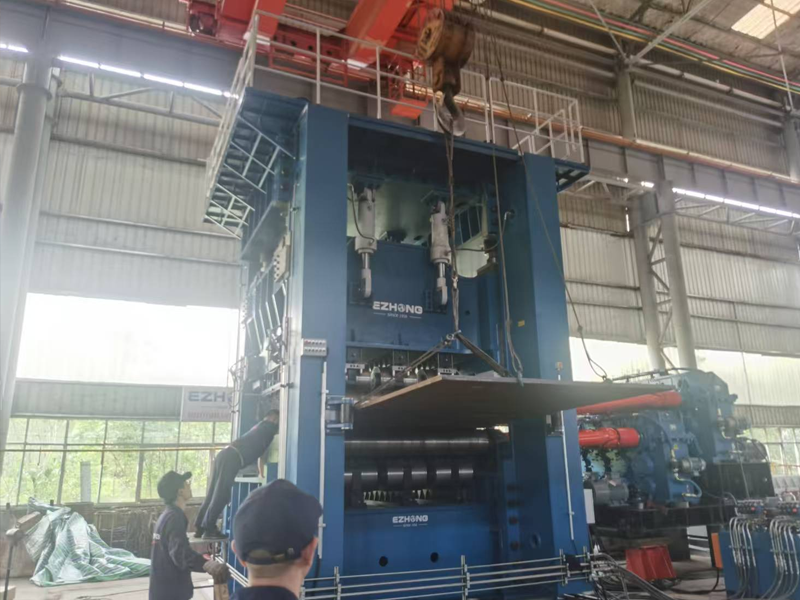 Ezhong's EZW43T-40x2500.9R high-strength leveler for Russia's military industry completes pre-shipment testing.